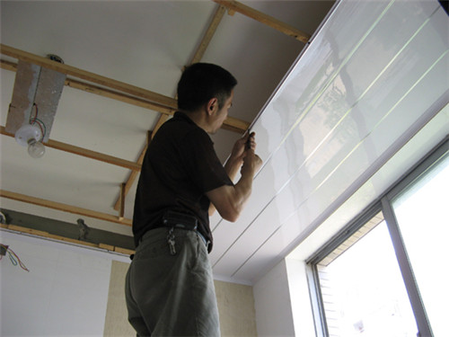 廚衛吊頂污垢清理技巧